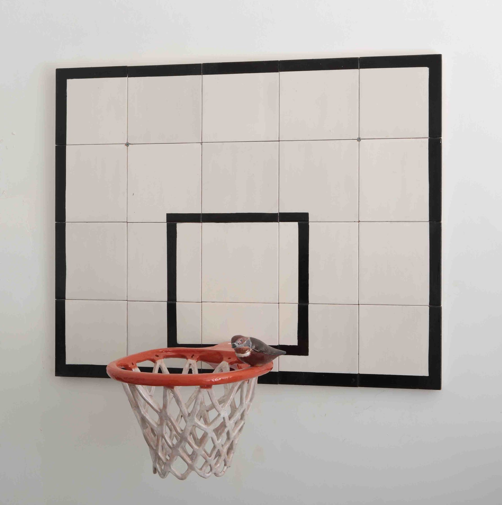 Canestro da basket con uccellino, glazed ceramic, wood, 80x100x46cm